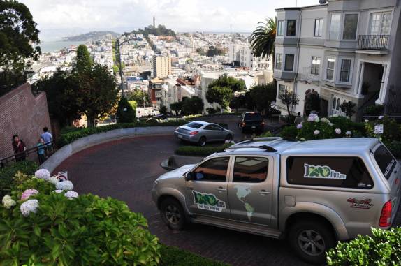 Fiona, seguindo a fila, descendo a Lombard Street, em San Francisco, na Califórnia, nos Estados Unidos